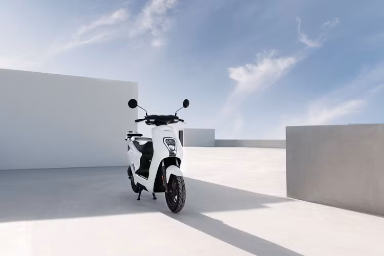 Hoàn hảo cho những chuyến đi ngắn quanh thị trấn và để thực hiện hiệu quả những chuyến đi đến nơi làm việc hoặc học tập được hiệu quả, yên tĩnh và không thải khí, Honda EM1 e: chạy điện đồng bộ hóa thuận tiện với những kỳ vọng hiện tại đại về di chuyển trong đô thị.