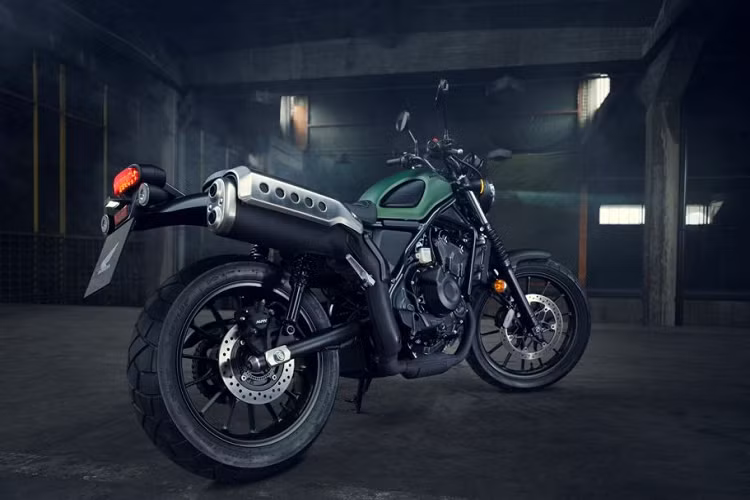 CL500 mang đến bản thiết kế màu sắc bắt mắt, cụ thể: màu da cam Candy Energy Orange, màu xanh lá cây Matt Laurel Green Metallic, màu xanh nước biển Candy Caribbean Blue Sea và màu đen Matt Gunpowder Black Metallic, và một loạt các màu phụ kiện chính hãng của Honda đã có sẵn để cá nhân hóa theo sở thích của chủ sở hữu.