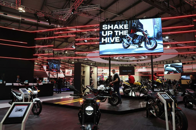 Trong đó, tâm điểm tại gian hàng của Honda lần này phải kể đến chiếc Naked bike phiên bản thành thị hoàn toàn mới và sự ra mắt của chiếc xe hai bánh điện Honda đầu tiên tại thị trường Châu Âu .