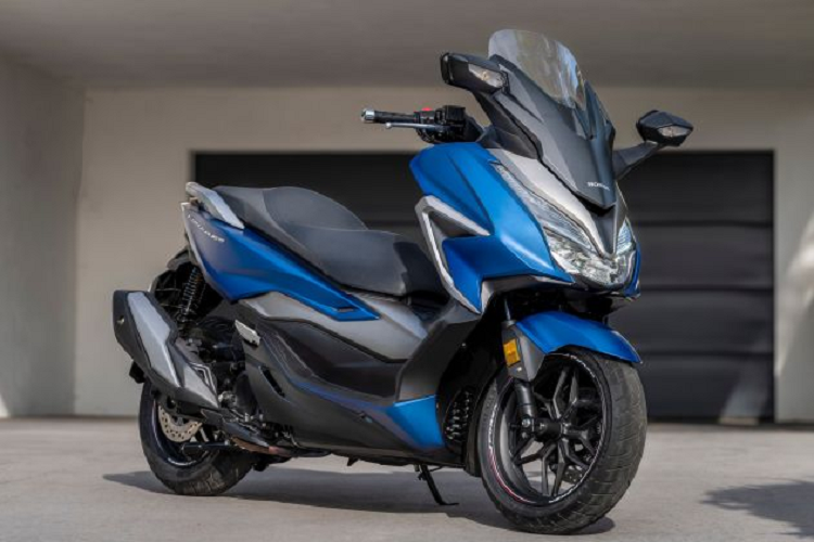 Ngoài ra, một tấm chắn trước hoàn toàn mới mang đến cho cả Forza 350 và 125 phong cách thanh lịch và tinh tế hơn - với kiểu dáng, phong cách được lấy trực tiếp từ Forza 750. Được dẫn dắt bởi đèn pha LED kép trang là những chi tiết mới, phần đầu xe tạo ấn tượng về khả năng thao tác tràn đầy đủ năng lượng và mức độ cao. Bảng điều khiển được thiết kế lại kết hợp tuyệt vời giữa màn hình analog và kỹ thuật số.