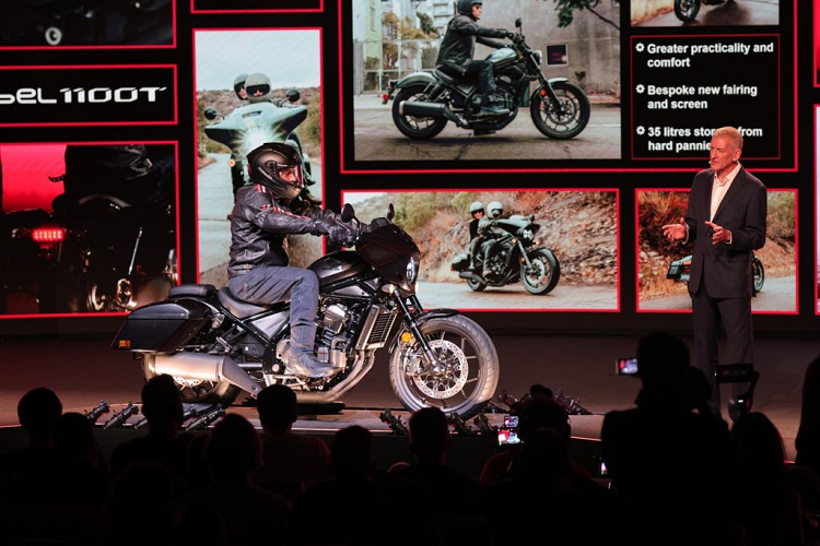 Sự thoải mái nhờ tấm chắn trước và màn hình đặt riêng mới giúp tăng cường khả năng bảo vệ trước sự thay đổi về thời gian; tính thực tế được các nhà thiết kế bổ sung khi cho thêm túi cứng có bản lể mới, hoàn toàn phù hợp với diện mạo tổng thể và có khả năng chứa tầm khoảng 35 lít.