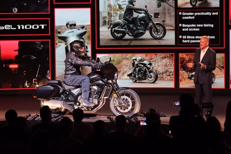 Sự thoải mái nhờ tấm chắn trước và màn hình đặt riêng mới giúp tăng cường khả năng bảo vệ trước sự thay đổi về thời gian; tính thực tế được các nhà thiết kế bổ sung khi cho thêm túi cứng có bản lể mới, hoàn toàn phù hợp với diện mạo tổng thể và có khả năng chứa tầm khoảng 35 lít.