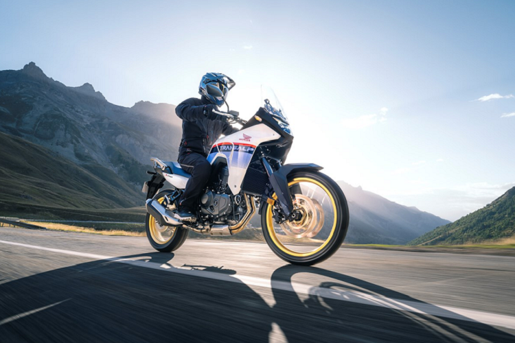 Để vận chuyển mượt mà trên nhiều địa hình khác nhau, phiên bản Transalp mới sẽ được trang bị phuộc trước USD mang thương hiệu Showa SFF-CATM (Separate Function Fork-Cartridge) 43mm và giảm xóc kết nối với tay đòn thông qua hệ thống Liên kết chuyên nghiệp. Bánh trước 21 inch kết hợp với bánh sau 18 inch mang lại sự linh hoạt ở các cung đường khác nhau.