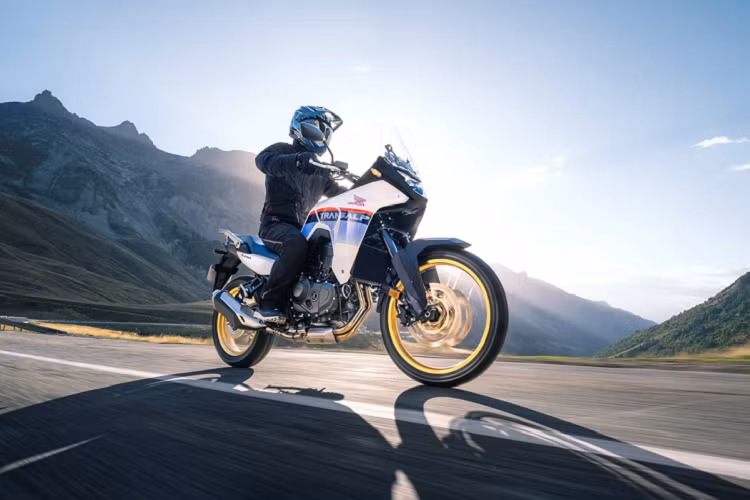 Để vận chuyển mượt mà trên nhiều địa hình khác nhau, phiên bản Transalp mới sẽ được trang bị phuộc trước USD mang thương hiệu Showa SFF-CATM (Separate Function Fork-Cartridge) 43mm và giảm xóc kết nối với tay đòn thông qua hệ thống Liên kết chuyên nghiệp. Bánh trước 21 inch kết hợp với bánh sau 18 inch mang lại sự linh hoạt ở các cung đường khác nhau.