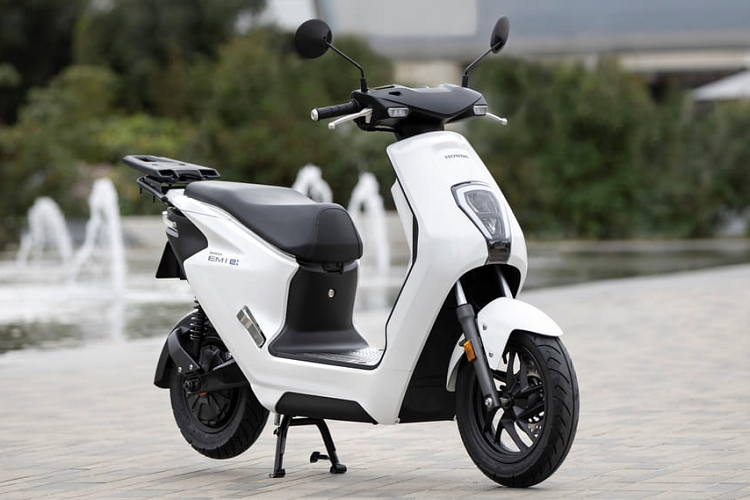 EM1 e: được trang bị pin thay thế Honda Mobile Power Pack e:, được chế tạo với sự tập trung không liên tục vào độ bền, độ tin cậy và chất lượng. Một lần hạ cánh sẽ cung cấp phạm vi di chuyển hơn 40km và pin có thể thay thế (MPP) được thiết kế để chịu được những nhiệt độ khác nhau bao gồm độ ẩm, tác động bên ngoài môi trường và độ rung. Như tên gọi của nó, MPP là một loại pin có thể thay thế, dễ dàng loại bỏ khỏi EM1 e: để sạc trong rất nhiều môi trường và thuận tiện sạc ngay tại nhà.