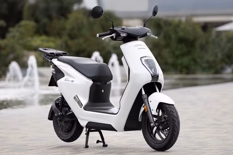 EM1 e: được trang bị pin thay thế Honda Mobile Power Pack e:, được chế tạo với sự tập trung không liên tục vào độ bền, độ tin cậy và chất lượng. Một lần hạ cánh sẽ cung cấp phạm vi di chuyển hơn 40km và pin có thể thay thế (MPP) được thiết kế để chịu được những nhiệt độ khác nhau bao gồm độ ẩm, tác động bên ngoài môi trường và độ rung. Như tên gọi của nó, MPP là một loại pin có thể thay thế, dễ dàng loại bỏ khỏi EM1 e: để sạc trong rất nhiều môi trường và thuận tiện sạc ngay tại nhà.