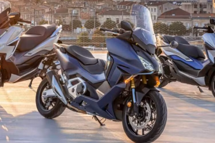 Chiếc Forza 125 phiên bản đặc biệt mới cũng đã được thêm vào dòng sản phẩm. Nó có các chi tiết màu đỏ trên đường khâu ở yên xe, bảng điều khiển bao quanh và logo, trên màu xám (Matt Cynos Grey Metallic). Sàn để chân được sơn đen, tấm lót bằng thép không gỉ và bánh xe màu đỏ đã tạo nên tổng thể hoàn thiện mang tính thể thao và tính cổ điển cao.