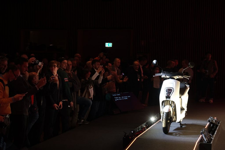 'EM' - Xe điện hai bánh, hướng tới các bạn trẻ đang tìm kiếm phương tiện giao thông tiện ích cho khu đô thị để dễ dàng di chuyển hằng ngày. Nó nhỏ gọn, phẳng phiu, với phong cách bóng mượt đánh dấu cho một phiên bản thiết kế khác biệt và nhấn mạnh vào bản sắc độc đáo của dòng sản phẩm này.