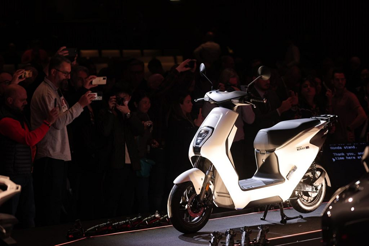  Honda EM1 e: EM1 e: là chiếc xe điện Honda hai bánh đầu tiên dành cho khách hàng ở châu Âu và đồng thời cũng là mẫu xe đầu tiên được ra mắt sau khi Honda công bố về kế hoạch giới thiệu giới thiệu hơn 10 mẫu xe máy trên toàn cầu vào năm 2025. Đây là bước đầu tiên quan trọng nhất để đáp ứng mục tiêu trung hòa carbon đã nêu của Honda cho tất cả các dòng xe máy của hãng trong những năm 2040.