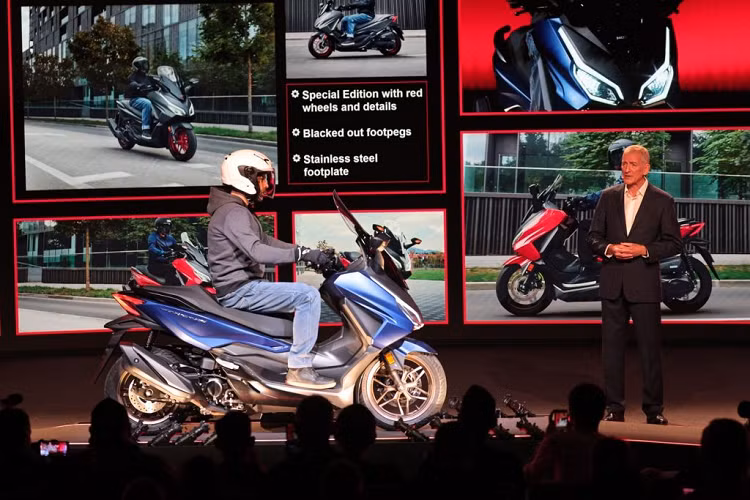  Honda Forza 125 và Forza 350 Cái tên Forza từ lâu đã trở thành một cái tên nổi bật trong các dòng sản phẩm hai bánh của Honda, dẫn đến sự kết hợp nâng cao giữa các yếu tố thể thao và thiết bị kết nối GT (phong cách thiết kế thể thao và nội thất sang trọng).