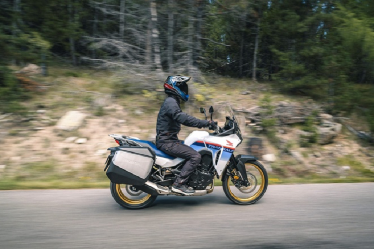 Tất cả ánh sáng đều là đèn LED; các số chỉ tự động hủy và kết hợp với công nghệ Tín hiệu dừng khẩn cấp để cảnh báo những người tham gia giao thông trong trường hợp khẩn cấp. Kiểu dáng cho Transalp được phát triển bởi trung tâm nghiên cứu và phát triển sản phẩm của Honda tại Rome, theo tôn chỉ là 'Độ dẻo dai thân thiện'.