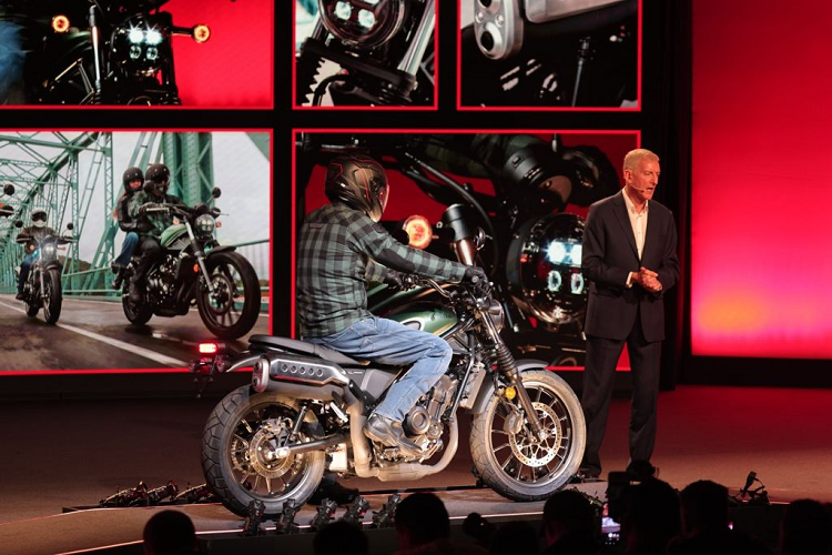 CL500 sở hữu động cơ 2 xi-lanh song song, dung tích 471cc đặc trưng của Honda BigBike, phù hợp cho những tay lái mới chơi xe PKL, sản sinh công suất tối đa 35kW và mô-men xoắn cực đại 43,3Nm. Bộ xử lý điều khiển ECU 6 cấp độ độc đáo với tỷ số truyền ngắn lùi cảm giác uy lực, mạnh mẽ trong từng cú giật ga.