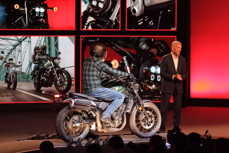 CL500 sở hữu động cơ 2 xi-lanh song song, dung tích 471cc đặc trưng của Honda BigBike, phù hợp cho những tay lái mới chơi xe PKL, sản sinh công suất tối đa 35kW và mô-men xoắn cực đại 43,3Nm. Bộ xử lý điều khiển ECU 6 cấp độ độc đáo với tỷ số truyền ngắn lùi cảm giác uy lực, mạnh mẽ trong từng cú giật ga.