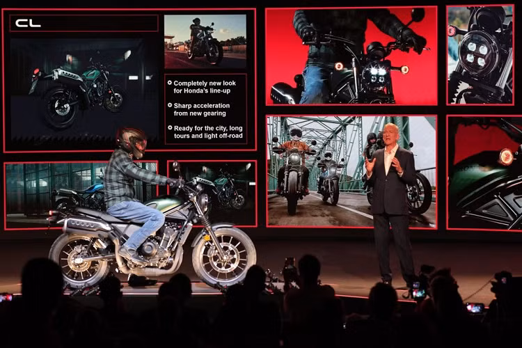  Honda CL500 Lấy cảm hứng từ những chiếc xe Honda CL của những năm 1960 và 1970, CL500 funky là sự kết hợp giữa nét quyến rũ cổ điển với những thiết bị hiện đại và công nghệ tiên tiến đã tạo ra một mẫu xe naked bike thành thị hoàn chỉnh hoàn toàn mới của Honda. Xe được thiết kế để phù hợp với công việc di chuyển hàng ngày, một chuyến đi cuối tuần dài hoặc thậm chí là một số đường địa hình.