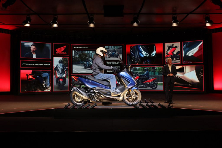 Cả Forza 350 và Forza 125 đều tự hào có danh sách trang tiêu chuẩn phong phú bao gồm hệ thống kiểm soát lực kéo của Honda (HSTC), điều chỉnh màn hình điện thoại, ổ cắm USB Type-C, không gian lưu trữ bên dưới Ghế cho hai bảo hiểm cả đầu, trang bị đèn LED toàn bộ và hệ thống khóa thông minh (Smart Key).