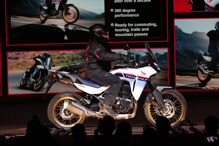 Các thiết bị hỗ trợ kết nối điện tử kết hợp với hệ thống điều khiển bướm ga điện tử Throttle By Wire (TBW) cho phép người lái lựa chọn giữa 5 chế độ lái với sự kết hợp giữa công suất máy, phanh động cơ và hệ thống kiểm tra lực kéo của Honda với sự hợp nhất của công nghệ kiểm soát bánh xe. Động cơ mới được thiết kế bởi khung kim cương bằng thép nhẹ giúp xe tăng khả năng xử lý nhẹ nhàng, nhanh nhẹn, đầy đủ tự tin trong mọi tình huống.