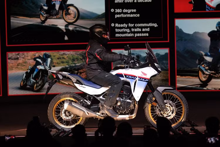 Các thiết bị hỗ trợ kết nối điện tử kết hợp với hệ thống điều khiển bướm ga điện tử Throttle By Wire (TBW) cho phép người lái lựa chọn giữa 5 chế độ lái với sự kết hợp giữa công suất máy, phanh động cơ và hệ thống kiểm tra lực kéo của Honda với sự hợp nhất của công nghệ kiểm soát bánh xe. Động cơ mới được thiết kế bởi khung kim cương bằng thép nhẹ giúp xe tăng khả năng xử lý nhẹ nhàng, nhanh nhẹn, đầy đủ tự tin trong mọi tình huống.