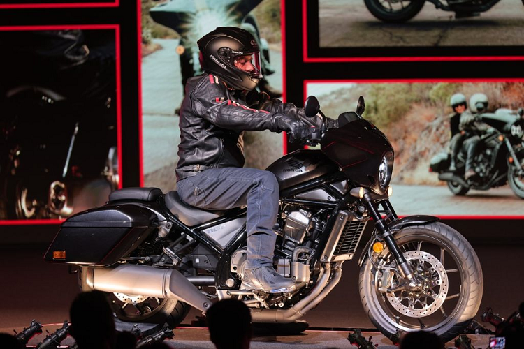  Honda CMX1100T Rebel Mang phong cách bobber thế kỷ 21, CMX1100 Rebel sở hữu một phong cách thiết kế theo chủ nghĩa tối giản. Mẫu xe này được thiết kế cho một hành trình thoải mái thoải mái, nhưng cũng hướng đến một trải nghiệm lái xe thú vị khi di chuyển trên những tuyến đường ngoằn ngoèo, nhờ vào hiệu suất và đặc tính của động cơ xi-lanh đôi song song 1.084cc được điều chỉnh cho mô-men xoắn đáy và tầm trung siêu mạnh.