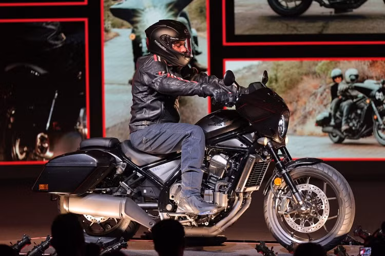  Honda CMX1100T Rebel Mang phong cách bobber thế kỷ 21, CMX1100 Rebel sở hữu một phong cách thiết kế theo chủ nghĩa tối giản. Mẫu xe này được thiết kế cho một hành trình thoải mái thoải mái, nhưng cũng hướng đến một trải nghiệm lái xe thú vị khi di chuyển trên những tuyến đường ngoằn ngoèo, nhờ vào hiệu suất và đặc tính của động cơ xi-lanh đôi song song 1.084cc được điều chỉnh cho mô-men xoắn đáy và tầm trung siêu mạnh.