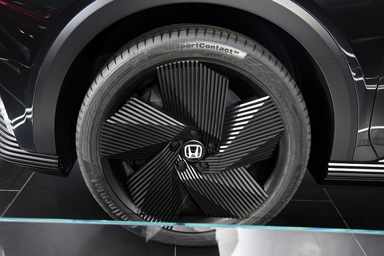 Không chỉ cho thấy nỗ lực của hãng Honda trong việc chế tạo ôtô điện, e:N2 Concept còn giới thiệu gói công nghệ an toàn chủ động Honda Sensing 360 mới. Hệ thống hỗ trợ người lái nâng cao này đi kèm 1 camera phía trước và 5 radar sóng milimet để cảm biến xung quanh xe.