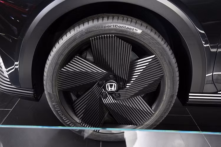 Không chỉ cho thấy nỗ lực của hãng Honda trong việc chế tạo ôtô điện, e:N2 Concept còn giới thiệu gói công nghệ an toàn chủ động Honda Sensing 360 mới. Hệ thống hỗ trợ người lái nâng cao này đi kèm 1 camera phía trước và 5 radar sóng milimet để cảm biến xung quanh xe.