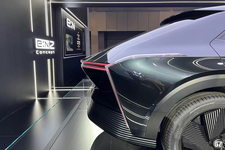 Cảnh báo va chạm ở giao lộ: tại giao lộ với tầm nhìn hạn chế, khi phát hiện có một chiếc xe chuẩn bị cắt mặt, hệ thống sẽ phát âm thanh cảnh báo cho người lái về nguy cơ va chạm. Tính năng này sẽ phát huy tác dụng ngay cả khi chiếc ôtô cắt mặt chạy ở vận tốc lên đến 90 km/h.