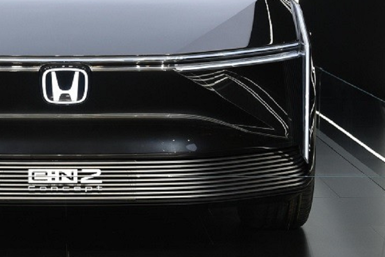 Hỗ trợ ôm cua: Khi nhận biết có đoạn cua phía trước, hệ thống sẽ tự động giảm tốc độ xuống mức phù hợp để người lái ôm cua dễ dàng và mượt mà. Trong tương lai, Honda Sensing 360 sẽ được áp dụng cho các mẫu xe thương mại của hãng tại thị trường Trung Quốc, đầu tiên là CR-V và Breeze. Nhờ đó, Honda CR-V sẽ có tính năng tự động lái cấp độ 3.