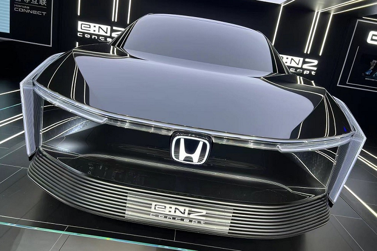 Những dải đèn này kết hợp với nhau, tạo thành hình chữ "H" trên đầu xe. Chưa hết, ở hai góc đầu xe còn có thêm dải đèn hình chữ "V", kéo dài từ chắn bùn xuống cản trước. Những dải đèn này kết hợp với nhau, tạo thành hình chữ "H" trên đầu xe.