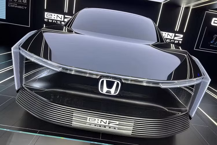 Những dải đèn này kết hợp với nhau, tạo thành hình chữ "H" trên đầu xe. Chưa hết, ở hai góc đầu xe còn có thêm dải đèn hình chữ "V", kéo dài từ chắn bùn xuống cản trước. Những dải đèn này kết hợp với nhau, tạo thành hình chữ "H" trên đầu xe.