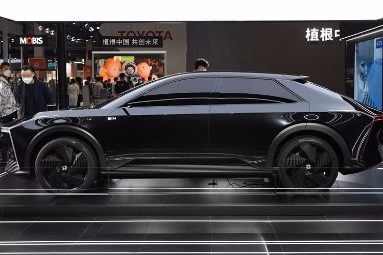 Đây là đặc trưng của các mẫu ôtô điện do thương hiệu e của Honda sản xuất. Vì là xe concept nên Honda e:N2 không được công bố hình ảnh nội thất. Chỉ biết rằng, mẫu xe concept này do đội ngũ của Honda Trung Quốc thiết kế và có màn hình hiển thị thông tin kính lái HUD.