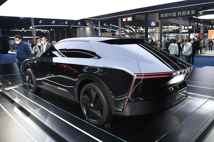 Honda Sensing 360 có một số tính năng an toàn nổi bật như; Bảo vệ thông minh tránh va chạm - tính năng này sẽ mở rộng phạm vi quan sát và tăng cường khả năng bảo vệ người đi bộ tại các giao lộ. Nhờ radar, hệ thống sẽ phát hiện có người đi bộ đang đến gần sườn xe và tự động phanh để ngăn nguy cơ va chạm.