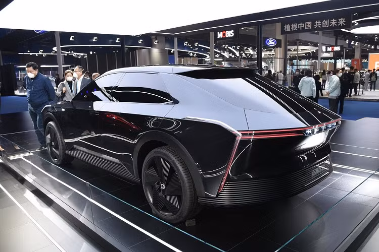 Honda Sensing 360 có một số tính năng an toàn nổi bật như; Bảo vệ thông minh tránh va chạm - tính năng này sẽ mở rộng phạm vi quan sát và tăng cường khả năng bảo vệ người đi bộ tại các giao lộ. Nhờ radar, hệ thống sẽ phát hiện có người đi bộ đang đến gần sườn xe và tự động phanh để ngăn nguy cơ va chạm.