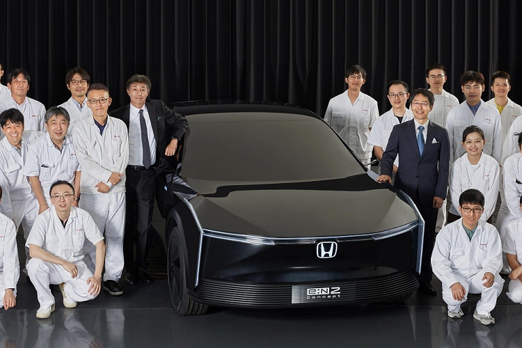 Hỗ trợ chuyển làn đường thông minh: Khi chạy trên cao tốc hoặc làn đường dành riêng cho ô tô, hệ thống kiểm soát hành trình thích ứng và hỗ trợ giữ làn đường sẽ được bật lên. Sau khi người điều khiển bật đèn báo rẽ, nếu có điều kiện thuận lợi, hệ thống sẽ phản ứng theo và hỗ trợ việc đánh lái. Điều này giúp việc vận hành trở nên dễ dàng hơn.