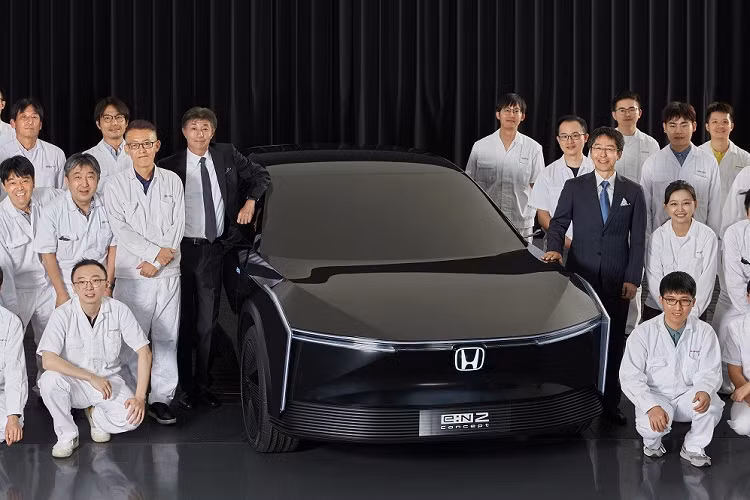 Hỗ trợ chuyển làn đường thông minh: Khi chạy trên cao tốc hoặc làn đường dành riêng cho ô tô, hệ thống kiểm soát hành trình thích ứng và hỗ trợ giữ làn đường sẽ được bật lên. Sau khi người điều khiển bật đèn báo rẽ, nếu có điều kiện thuận lợi, hệ thống sẽ phản ứng theo và hỗ trợ việc đánh lái. Điều này giúp việc vận hành trở nên dễ dàng hơn.