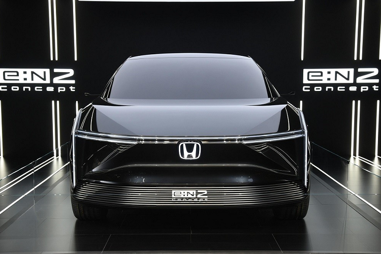 Khu vực phía sau của Honda e:N2 Concept được thiết kế theo phong cách giống đầu xe. Tại đây, xe cũng có dải đèn hậu nằm vắt ngang và dải đèn hình chữ "V", kéo dài từ chắn bùn xuống cản sau. Bên cạnh đó là những nan nằm ngang trên cản sau gợi liên tưởng đến hốc gió trung tâm ở cản trước. Ở giữa đèn hậu là logo "Honda" phát sáng với phông chữ viết thường.