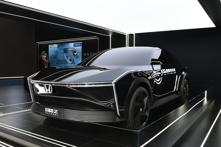 Là xe concept nên chiếc xe điện Honda e:N2 2023 sở hữu thiết kế ngoại thất như bước ra từ phim khoa học viễn tưởng. Cụ thể, mẫu xe concept này được trang bị 2 dải đèn vắt ngang đầu xe và logo Honda phát sáng nằm chính giữa. Chưa hết, ở hai góc đầu xe còn có thêm dải đèn hình chữ "V", kéo dài từ chắn bùn xuống cản trước.