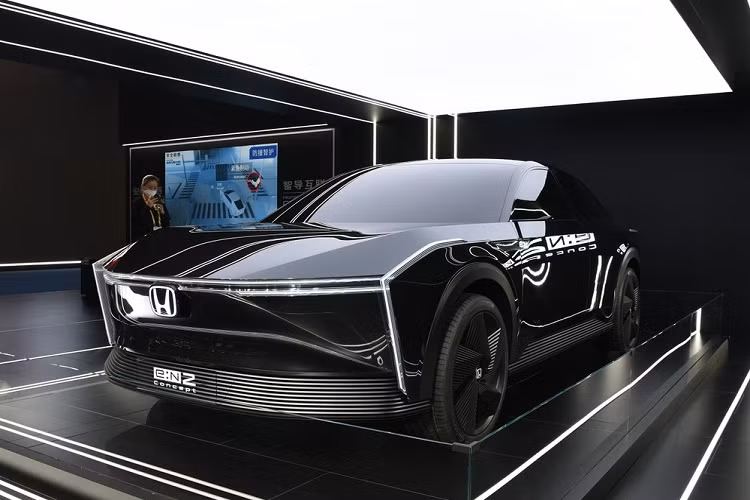 Là xe concept nên chiếc xe điện Honda e:N2 2023 sở hữu thiết kế ngoại thất như bước ra từ phim khoa học viễn tưởng. Cụ thể, mẫu xe concept này được trang bị 2 dải đèn vắt ngang đầu xe và logo Honda phát sáng nằm chính giữa. Chưa hết, ở hai góc đầu xe còn có thêm dải đèn hình chữ "V", kéo dài từ chắn bùn xuống cản trước.