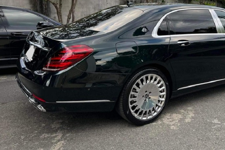 Giá xe Mercedes-Maybach S450 qua sử dụng này được chào bán gần 6 tỷ đồng, xe có một số đồ chơi đã được độ lại và người bán cũng cho biết nếu không thích, có thể trả về nguyên bản theo tình trạng xe. Ngoại thất xe mang màu xanh lục Emerald Green cùng các chi tiết mạ crôm.