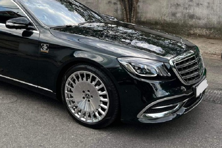 Không quá khó để nhận biết được chiếc xe siêu sang Mercedes-Maybach S450 đang được 1 ông chủ xưởng độ xe có tiếng ở Sài thành rao bán là của Tống Đông Khuê do có màu sơn, trang bị la-zăng y hệt xe của CEO 9X này từng chia sẻ.