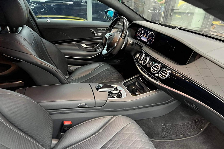 Ngoài chiếc xe siêu sang Mercedes-Maybach S450 đang được rao bán, Tống Đông Khuê còn sở hữu nhiều xe ô tô và mô tô khác, trong đó có siêu xe độ McLaren 720S N-Largo đình đám.