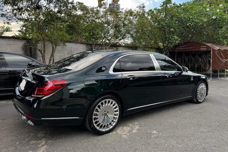 Về ngoại hình, chiếc xe Mercedes-Maybach S450 này còn có 1 logo khá lạ mắt được gắn bên hông xe. Theo tìm hiểu thì đây là 1 công ty về truyền thông do Tống Đông Khuê làm chủ.