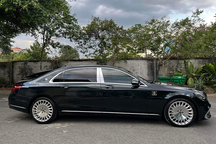 Mercedes-Maybach S450 4Matic từng được Tống Đông Khuê mua tặng cho hôn thê chỉ mất thời gian 5,9 giây tăng tốc từ vị trí xuất phát tới 100 km/h trước khi đạt tốc độ tối đa 250 km/h. Lái xe Mercedes-Maybach S-Class có thể lựa chọn giữa 4 chế độ lái gồm Eco, Sport, Comfort, Individual để phù hợp với từng loại địa hình hoặc sở thích chạy xe.