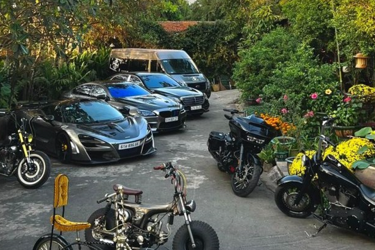 Trong tháng 11/2021, Tống Đông Khuê đã chính thức là hoa đã có chủ khi đi hỏi cưới cô bạn gái đã quen khá lâu. Sau 1 tháng tổ chức lễ ăn hỏi, vào đúng đêm giao thừa của năm 2021 anh chàng này đã chia sẻ việc mua chiếc xe siêu sang Mercedes-Maybach S450 4Matic tặng hôn thê nhưng sau đó đã xóa đi và vài ngày sau mới đăng lại. 