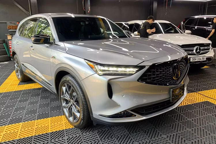 Tất cả các biến thể của MDX 2022 đều sử dụng động cơ V6 3.5L đi kèm với hộp số tự động 10 cấp. Động cơ này cho công suất 290 mã lực và mô-men xoắn 362 Nm, kết hợp với hộp số tự động 10 cấp. Hệ thống dẫn động bốn bánh siêu xử lý (SH-AWD) của Acura là mặc định trên 2 bản cao cấp. Mức giá xe Acura MDX 2022 tại Việt Nam hiện vẫn là 1 ẩn số. 