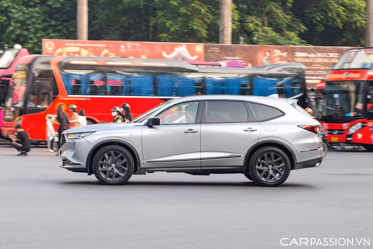 So với các biến thể khác, MDX A-Spec có điểm khác biệt nằm ở màu sơn ngoại thất bạc Metallic và màu xám-đen trong nội thất. Tiếp đến là các đường viền màu đen ở ngoại thất thay cho mạ crôm thông thường, nhằm tăng thêm vẻ thể thao cho chiếc SUV hạng sang.