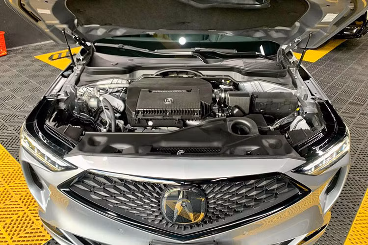 Bên dưới màn hình thông tin giải trí lớn nhất của xe từng được trang bị cho Acura là núm điều chỉnh khí hậu và hệ thống động lực tích hợp để chuyển đổi giữa các chế độ lái Snow, Comfort, Normal và Sport. Công nghệ Drive-by-wire cũng cho thấy các nút được sử dụng để chọn P, R, N và D/S.