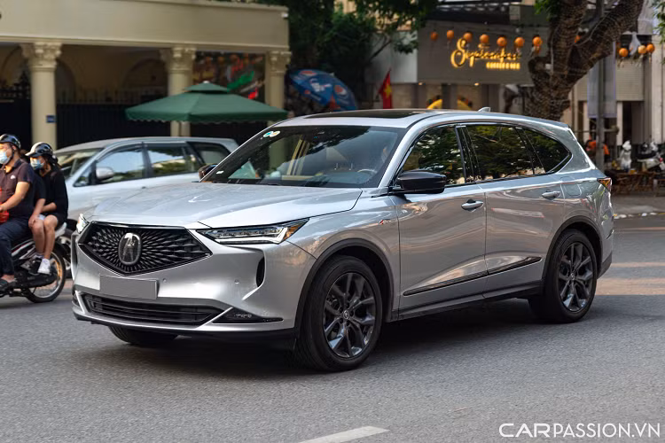 Nhìn ngang hông, mẫu SUV hạng sang Acura MDX 2022 đậm chất thể thao với các đường gân dập nổi sắc nét. Những điểm nhấn thiết kế nổi bật khác bao gồm cửa sổ thứ 3 mới, các chi tiết ngoại thất với thiết kế tối ưu hoá đẹp mắt và chau chuốt hơn trước đây.