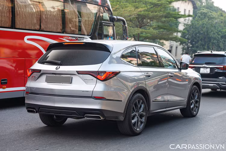 Gương chiếu hậu của xe được phối với màu đen và bộ mâm 20 inch 5 chấu kép màu xám là trang bị mặc định. Phần đuôi xe thể thao hơn với đèn hậu LED Chicane, hệ thống ống xả đơn đặt đối xứng 2 bên.