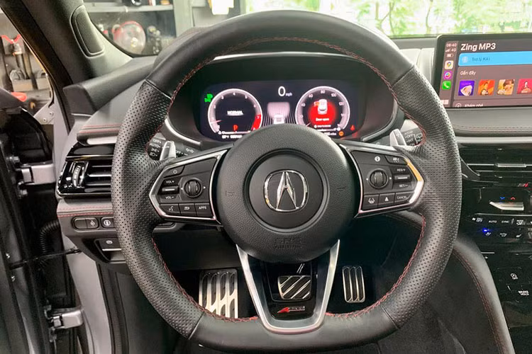 Còn lại các trang bị giống bản thường, bao gồm: cụm đồng hồ kỹ thuật số và hệ thống thông tin giải trí 12,3 inch, cửa sổ trời toàn cảnh, đèn nền nội thất LED 27 màu, cần số nút bấm, âm thanh cao cấp 16 loa Els Studio 3D, hệ thống điều hoà 3 vùng độc lập có tính năng kiểm soát khí hậu liên kết GP.