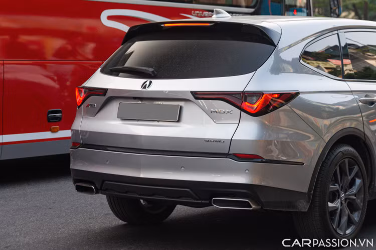 Acura MDX A-Spec 2022 được phát triển trên nền tảng mới với chiều dài 5.039 mm, rộng 1.999 mm, chiều cao hơn 1.704 mm và chiều dài cơ sở 2.890 mm. Số đo này so với đời cũ dài hơn 56 mm, rộng hơn 25 mm, trục cơ sở lớn hơn 71 mm. Nhờ đó, không gian trong xe cũng rộng rãi hơn.